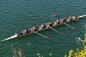 Folsom, circa, 2011 - Da donna equipaggio squadra nel barca su lago nel folsom California foto