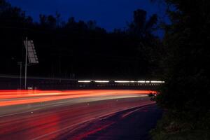 rosso coda leggero sentieri su curva strada notte foto