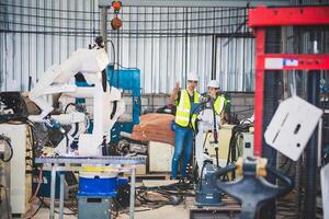 ingegneri meccanico squadra Tenere dai un'occhiata elenco su appunti e penna nel acciaio fabbrica officina. industria robot programmazione Software per automatizzato produzione tecnologia foto