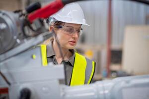 ingegneri meccanico utilizzando computer controllore robotica braccio per saldatura acciaio nel acciaio fabbrica officina. industria robot programmazione Software per automatizzato produzione tecnologia foto