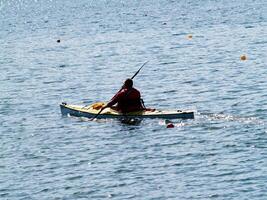 Folsom, circa, 2007 - uomo con remi nel giallo e bianca kayak su lago foto