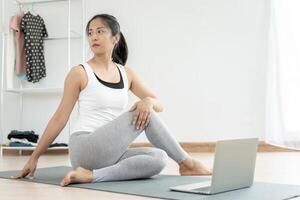 sottile donna praticante yoga su camera a condominio o casa. asiatico donna fare esercizi nel mattina. equilibrio, meditazione, rilassamento, calma, bene Salute, felice, relax, salutare stile di vita, dieta, sottile foto