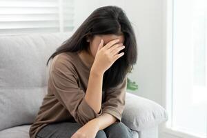 infelice asiatico donna ragazza deluso, triste di problema nel casa solo, sentire solitario, stressato, sofferenza a partire dal cattivo relazione, rompere su, divorzio, femmina confuso, depressione mentale Salute, solitudine foto