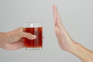 rifiuta dire no e evitare per bevanda un alcool whisky , sosta mano cartello maschio, alcolismo trattamento, alcool dipendenza, smettere liquore, fermare potabile alcol. rifiuto bicchiere liquore, malsano, rifiutare foto