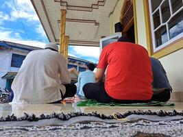 toccare, Indonesia - gennaio 12 ° 2024 seduta persona fotografato a partire dal dietro a nel il foto con un' Basso angolo