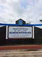martapura, Indonesia - gennaio 17 ° 2024 il monumento per il nome di il martapura città quartiere ufficio è generalmente collocato nel davanti di il ufficio come un identificatore per il ufficio foto
