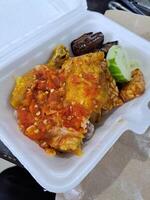 ayam penyet pollo è fritte pollo cosparso con molto speziato chili salsa, Questo piatto ha origine a partire dal Indonesia foto