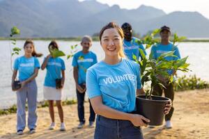 squadra di giovane asiatico diversità volontario lavoratore gruppo godere caritatevole sociale opera all'aperto nel albero foresta piantare ngo opera per combattente clima modificare e globale riscaldamento costa habitat progetto foto