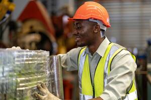 africano americano industriale lavoratore è ispezionando dentro il metallo foglio zincato tetto fabbrica per sicurezza industria foto