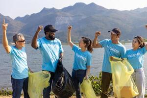 squadra di giovane e diversità volontario lavoratore gruppo godere caritatevole sociale opera all'aperto nel pulizia su spazzatura e rifiuto separazione progetto a fiume spiaggia foto