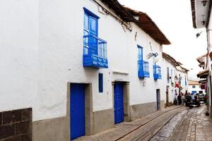 cusco, Perù, 2015 - blu porte e balcone rosso tetto stretto strada Sud America foto