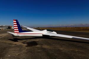 Redding, circa, 2012 - rosso bianca e blu aliante seduta su terra a aeroporto foto