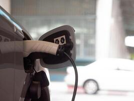 auto tecnologia elettricità mezzi di trasporto ricarica cavo batteria stazione veicolo stazione moderno energia ricaricare alternanza carburante sostenibile tecnologia guidare fornitura industria risorsa il motore parcheggio foto