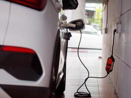 auto tecnologia elettricità mezzi di trasporto ricarica cavo batteria stazione veicolo stazione moderno energia ricaricare alternanza carburante sostenibile tecnologia guidare fornitura industria risorsa il motore parcheggio foto