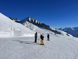 svizzero Alpi. montagna sciare. snowboard. inverno volta. sport. sciatori. foto