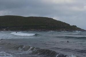 onde Crashing su il rocce foto