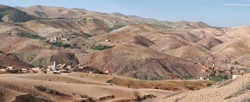 paesaggio di deserto, montagne e villaggio nel atlante montagne Marocco vicino Marrakech. Africa. foto