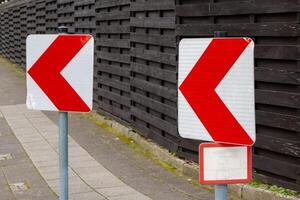 avvertimento segni prima un' piegare nel il strada foto