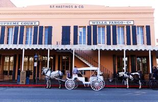 sacramento, circa, 2015 - cavallo e carrozza cavalcate in attesa vecchio cittadina foto