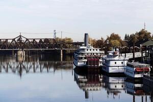 sacramento, circa, 2012 - Barche su sacramento fiume con riflessi nel acqua foto