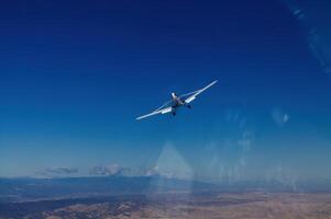 Redding, circa, 2012 - piccolo elica aereo con trainare cavo nel blu cielo foto