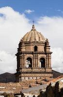 cusco, Perù, 2015 - Chiesa campana Torre Sud America con bianca nuvole e blu cielo foto