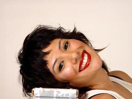 sorridente latina donna ritratto testa riposo su superiore di dipingere scala foto