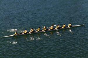 Folsom, circa, 2011 - uomini equipaggio squadra canottaggio su fiume giallo uniformi foto