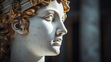 ai generato antico statua nel avvicinamento. un vecchio greco o romano monumento con oro dipingere su suo viso. concetto di grandezza, eleganza e arte. ai generato foto