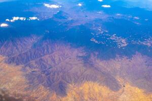 volante aereo al di sopra di Messico nuvole cielo vulcani montagne città deserto. foto