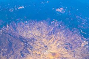 volante aereo al di sopra di Messico nuvole cielo vulcani montagne città deserto. foto