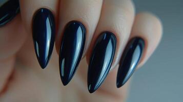 ai generato elegante stiletto Chiodi dipinto nel un' brillante Marina Militare blu, in mostra un' affascinante e di moda manicure. foto