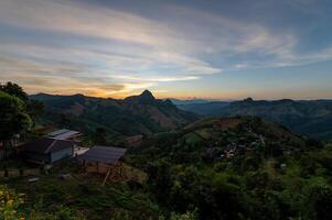 piccolo villaggio su montagne dopo tramonto a ki ko cor punto di vista, mae hong figlio, Tailandia foto