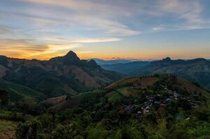 piccolo villaggio su montagne dopo tramonto a ki ko cor punto di vista, mae hong figlio, Tailandia foto