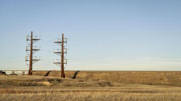 industriale paesaggio di settentrionale Colorado con un' energia linea e Ferrovia, presto primavera foto