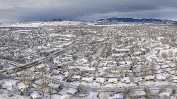 inverno mattina al di sopra di città di forte collins e davanti gamma di roccioso montagne nel settentrionale Colorado, aereo panorama foto