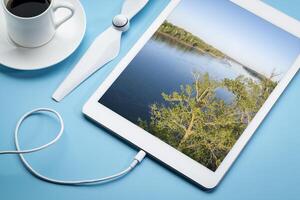 primavera Alba al di sopra di il Missouri fiume a dalton fondi - aereo Immagine visualizzato su un' digitale tavoletta con un' tazza di caffè foto