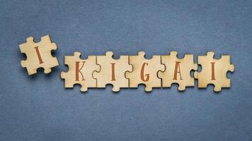 ikigai - giapponese stile di vita e carriera concetto, parola su sega puzzle pezzi foto
