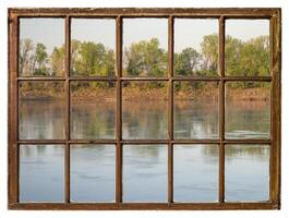 primavera Alba al di sopra di il Missouri fiume come visto a partire dal un' retrò fascia finestra foto