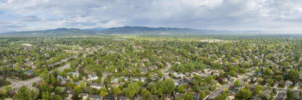 Residenziale la zona di forte collins e roccioso montagne ai piedi nel settentrionale Colorado, aereo panorama Visualizza nel primavera scenario foto