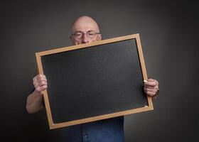 anziano uomo, insegnante, mentore o presentatore, con vuoto lavagna, formazione scolastica, presentazione e attività commerciale comunicazione concetto foto