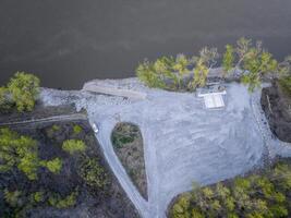 fiume accesso con un' barca rampa - Alba aereo Visualizza di Missouri fiume a dalton parte inferiore foto