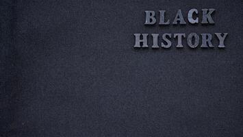 iscrizione testo nero storia mese su buio grigio isolato sfondo vicino su. festeggiare il africano americano concettuale vacanza per uguaglianza foto