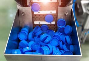 blu plastica tazze produzione. attrezzatura a il latteria pianta. confezione per latte prodotti. foto