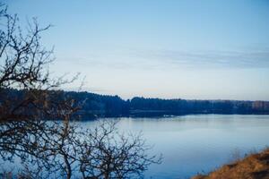 bello bellissimo blu fiume. calma paesaggio con fiume e lue cielo. foto