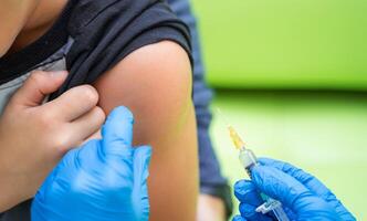 vaccinazione procedura. iniezione nel per mano. avvicinamento foto