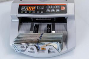 i soldi bancario contatore. dollaro conteggio attrezzatura nel banca. foto