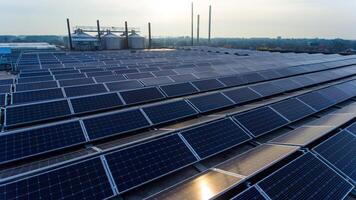 solare energia pannello. verde energia. elettricità. energia energia pannelli. solare batterie produzione. foto