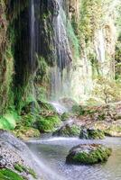 sorprendente Visualizza su cascata fluente a partire dal alto montagna. Kursunlu cascata vicino per antalya, tacchino. foto