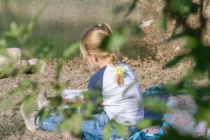 un' sereno momento lettura di il Riva del fiume, circondato di nature la tranquillità e tranquillo, calmo ambiance foto